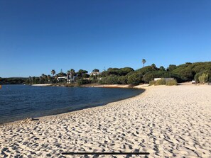 Ubicación a pie de playa y tumbonas