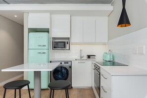 Réfrigérateur, four à micro-ondes, un four, surface de cuisson