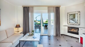 Villa – deluxe, 2 soverom, sjøutsikt | Oppholdsområde | LED-TV
