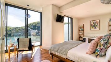 4 bedrooms, iron/ironing board, travel cot, free WiFi