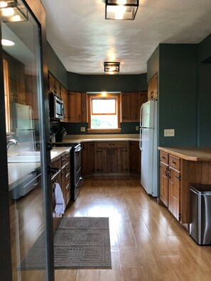Fridge, microwave, oven, stovetop - Lakefront Getaway at the Cozy Stone House (Cleveland)