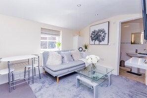 Comfort Apartment | Living area | Smart TV, Netflix, streaming services - Stylish Living Reading Town Centre (Reading)
