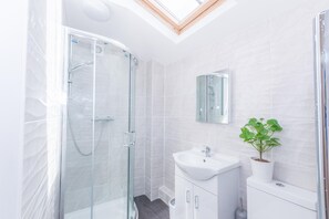 Comfort Apartment | Bathroom - Stylish Living Reading Town Centre (Reading)