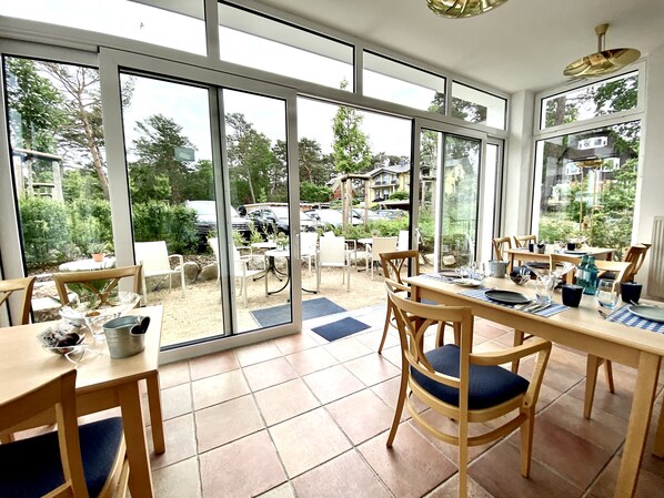 朝食 (コンチネンタル ブレックファスト)、毎日提供 (無料)