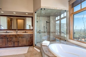 Combined shower/bathtub, free toiletries, bathrobes