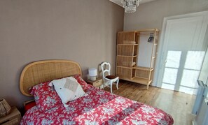 1 bedroom, desk, internet, bed sheets - Romantic stay in Cabourg in an apartment ideally located in the town center (Cabourg)