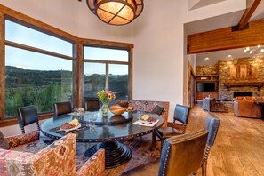 Un comedor con una mesa redonda, sillas y vistas al exterior.