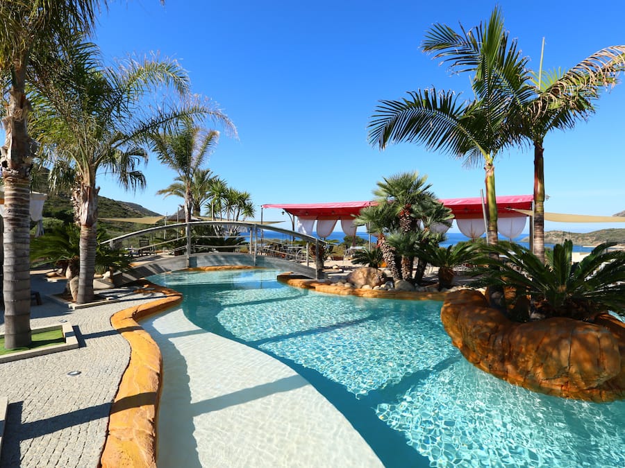 Piscine extérieure (ouverte en saison), chaises longues