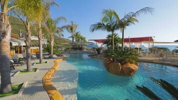 AuĂenpool (je nach Saison geöffnet), LiegestĂŒhle