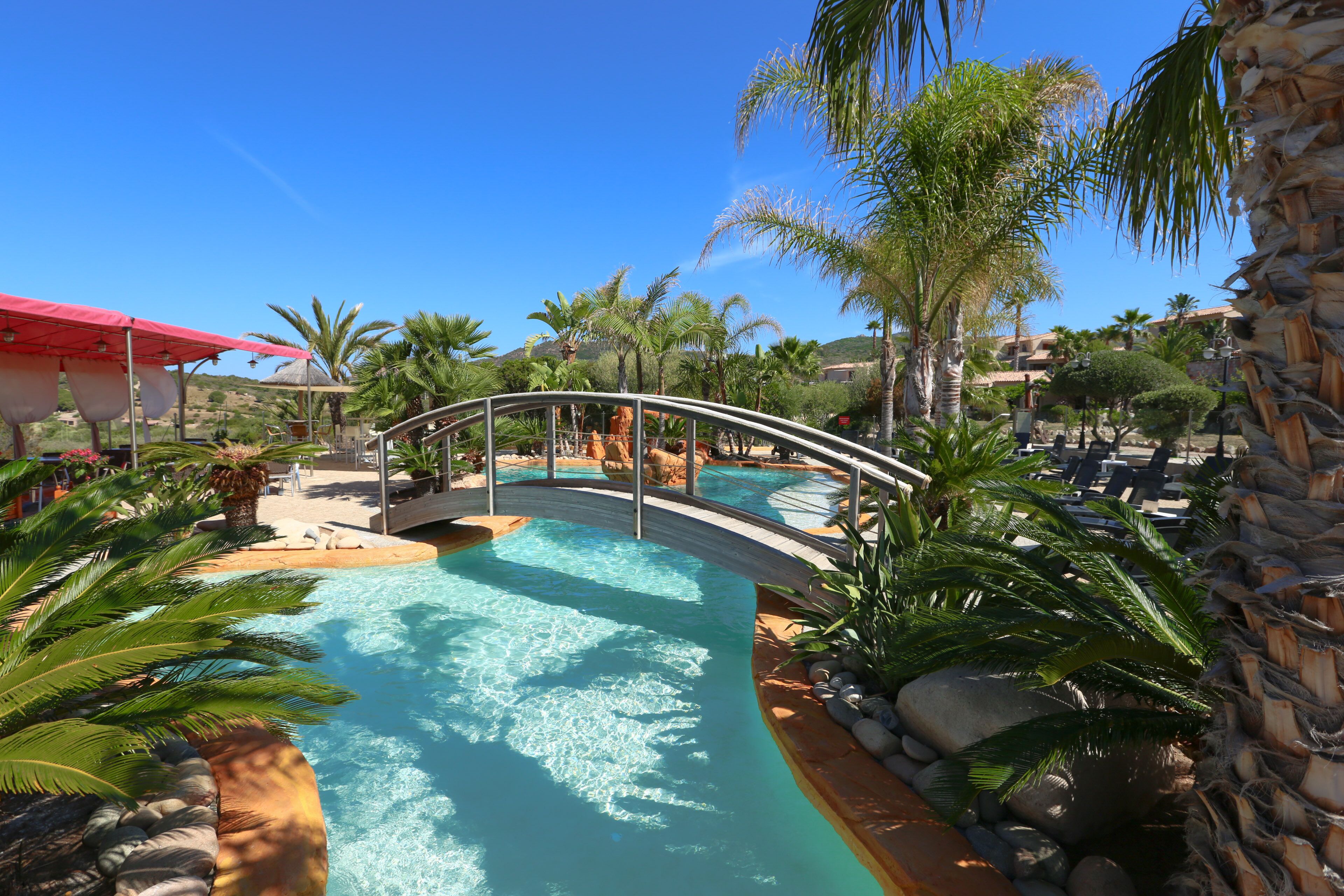 Außenpool (je nach Saison geöffnet), Liegestühle