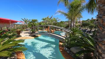 AuĂenpool (je nach Saison geöffnet), LiegestĂŒhle