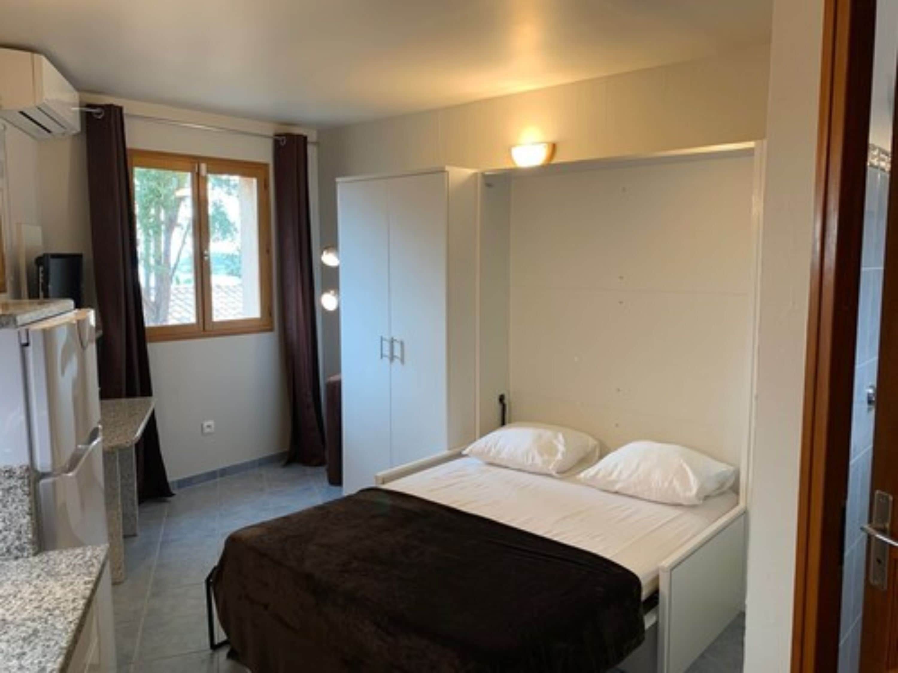 Estudio, baño en la habitación (Vue Mer) | Ropa de cama de alta calidad y tabla de planchar con plancha 