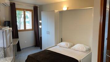 Estudio, baño en la habitación (Vue Mer) | Ropa de cama de alta calidad y tabla de planchar con plancha