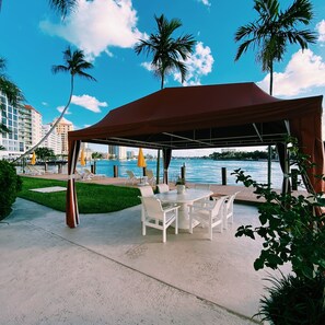 Outdoor dining - Intercoastal Condo steps away from Fort Lauderdale beach (Fort Lauderdale)