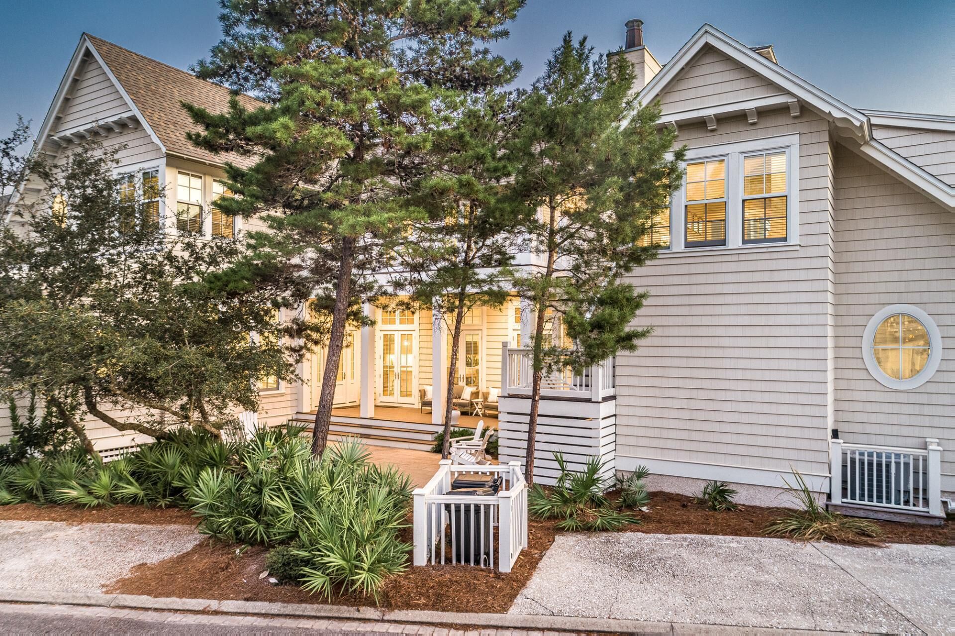 Book Now for Fall Getaways! Professional Decorated! Carriage House! 2 Primary Suites!