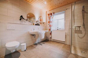 Dusch, hårtork, tvål och toalettpapper