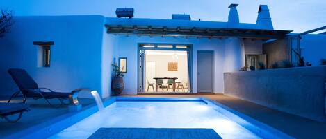 6 piscines extérieures, parasols de plage, chaises longues