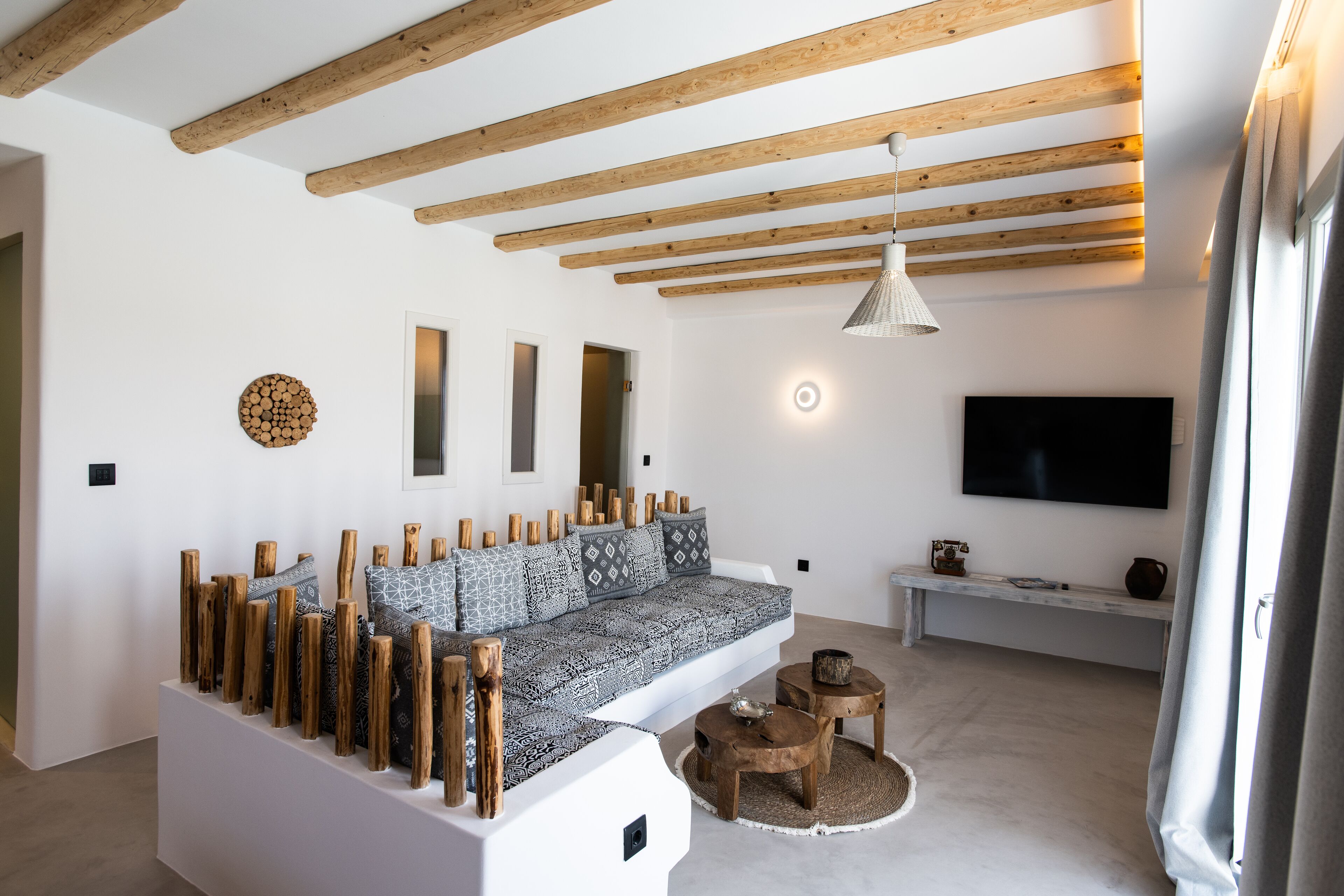 Deluxe-Villa, 3 Schlafzimmer, eigener Pool, Bergblick | Wohnbereich | 49-Zoll-Smart-TV mit Digitalempfang, Netflix, Hulu