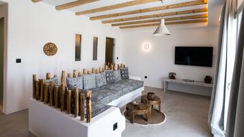 Deluxe-Villa, 3 Schlafzimmer, eigener Pool, Bergblick | Wohnbereich | 49-Zoll-Smart-TV mit Digitalempfang, Netflix, Hulu