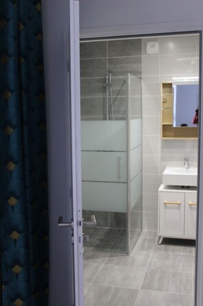 Bañera, secador de pelo, jabón y papel higiénico