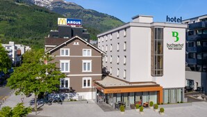 Un hôtel avec un restaurant et une enseigne McDonald's.