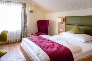 Quarto solteiro empresarial | Cofres nos quartos, escrivaninha, espaço de trabalho para notebook