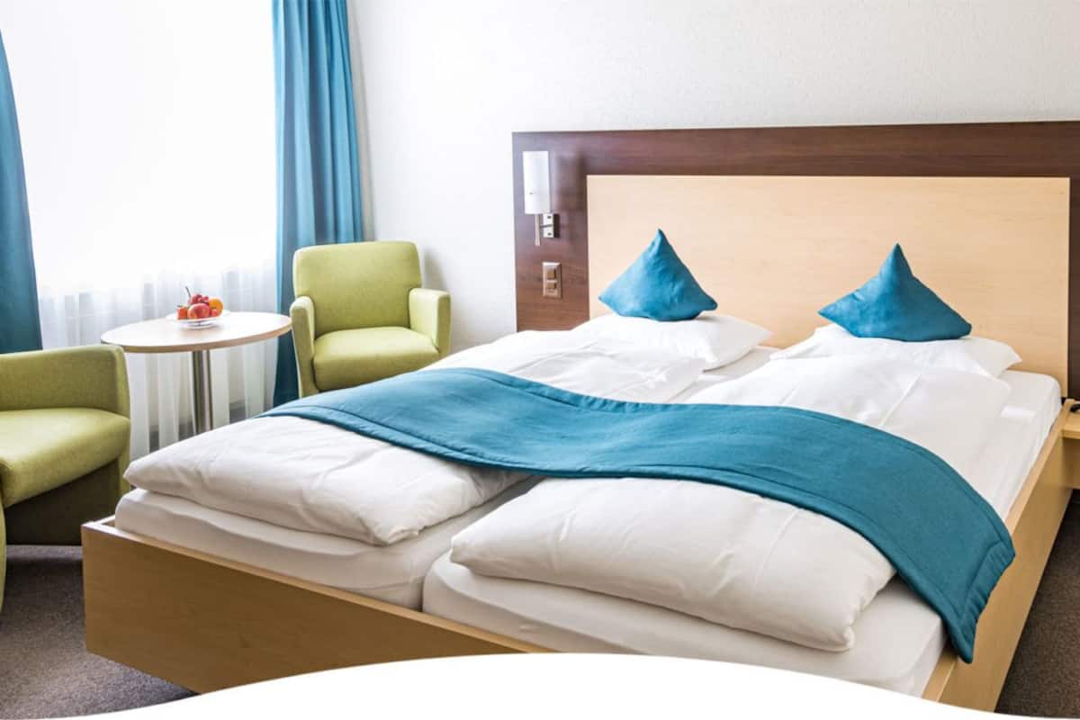 in-room safe, desk, laptop workspace, blackout curtains