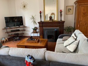 TV, fireplace, ping pong - Green townhouse! (Talence)