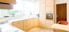 Microwave, dishwasher, coffee/tea maker, cookware/dishes/utensils