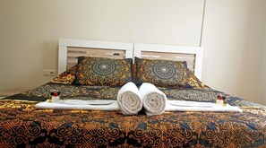 Schreibtisch, schallisolierte Zimmer, Bügeleisen/Bügelbrett