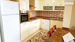 Großer Kühlschrank, Ofen, Herdplatte, Geschirrspüler