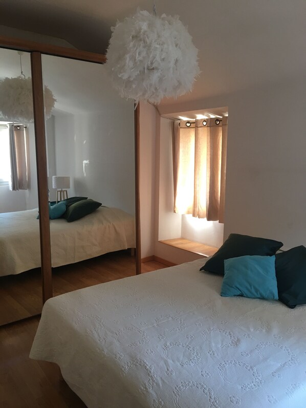 3 chambres, fer et planche à repasser, Wi-Fi, draps fournis