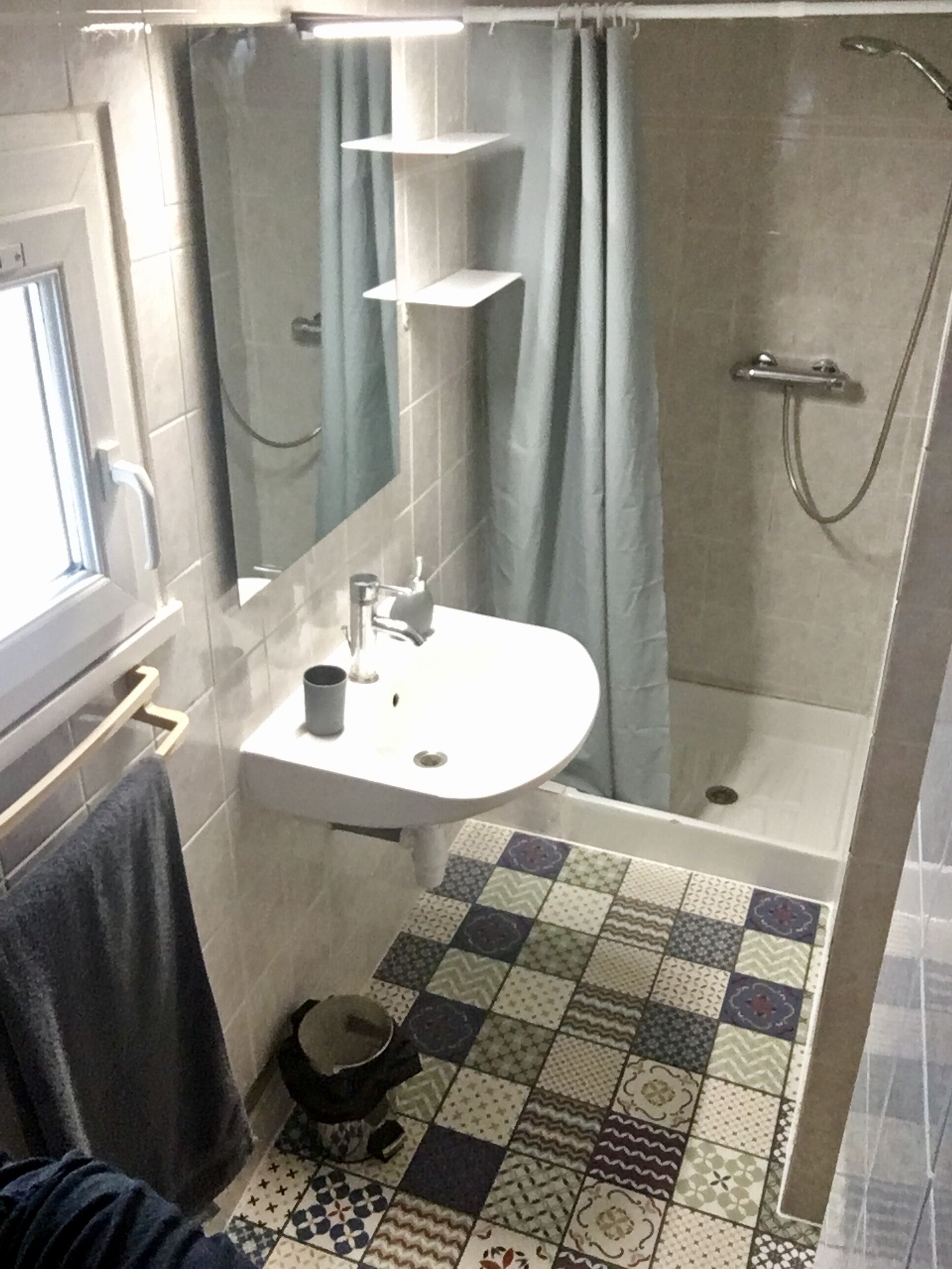 Een douche, een haardroger, handdoeken, toiletpapier