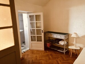 3 slaapkamers, een strijkplank/strijkijzer, wifi, beddengoed