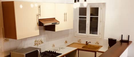KĂŒhlschrank, Mikrowelle, Ofen, Herdplatte
