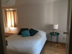 3 habitaciones, tabla de planchar con plancha, wifi y ropa de cama 