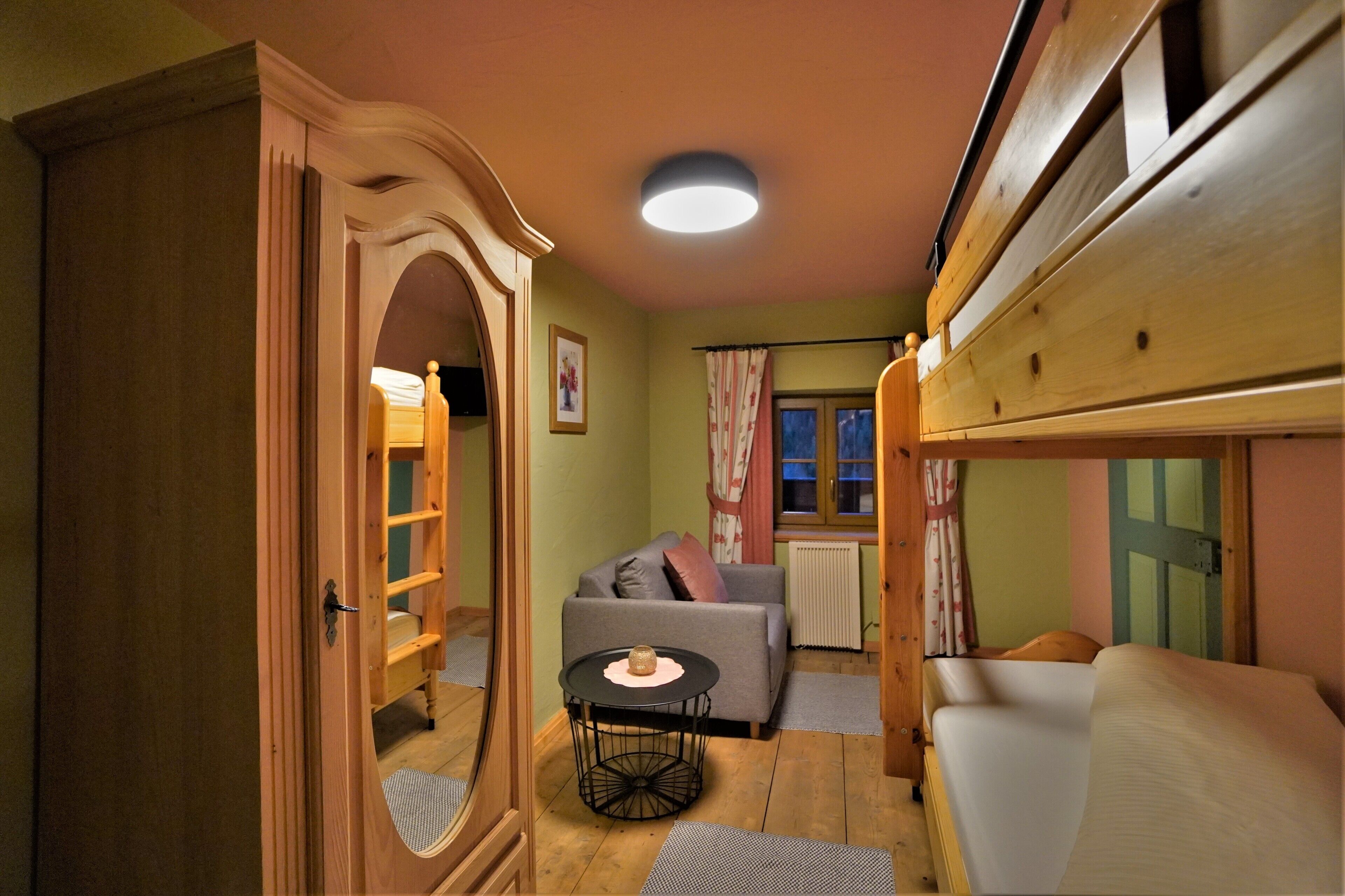 3 chambres, coffres-forts dans les chambres, lit parapluie