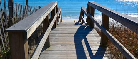 Plage à proximité, chaises longues, serviettes de plage