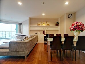 Dining - THE ROYAL MASTERPIECE LUXURY:3BR /WIFI/POOL/MRT (Krung Thep Maha Nakhon)