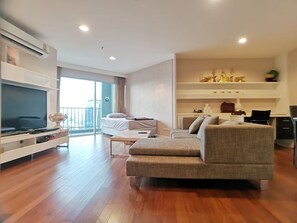 TV - THE ROYAL MASTERPIECE LUXURY:3BR /WIFI/POOL/MRT (Krung Thep Maha Nakhon)