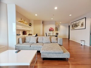 TV - THE ROYAL MASTERPIECE LUXURY:3BR /WIFI/POOL/MRT (Krung Thep Maha Nakhon)