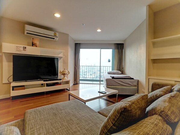 TV - THE ROYAL MASTERPIECE LUXURY:3BR /WIFI/POOL/MRT (Krung Thep Maha Nakhon)