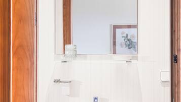 Douche, sèche-cheveux, serviettes fournies, savon