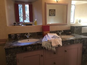 Ducha, secador de pelo, toallas y jabón
