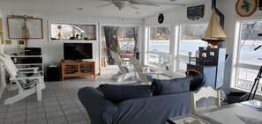 Una Smart TV, una chimenea, Netflix, un reproductor de DVD