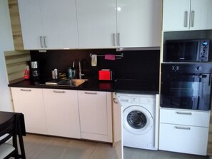 Cafetera y tetera, refrigerador, microondas y horno