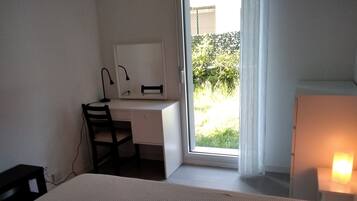 1 slaapkamer, een strijkplank/strijkijzer, beddengoed, rolstoeltoegang