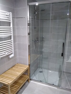 تجهيزات دش، مناشف، ورق حمّام