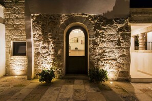 Exterior detail - Old farmhouse "Le Bey" Elsa (Giuggianello)