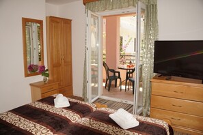 Rom – basic | Safe på rommet, skrivebord for bærbar PC, wi-fi (inkludert) og sengetøy